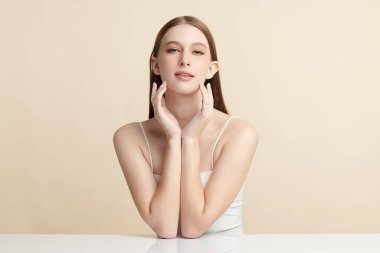 Bej arkaplan, yüz bakımı, yüz bakımı, kozmetoloji, güzellik ve kaplıca, kadın portresi..