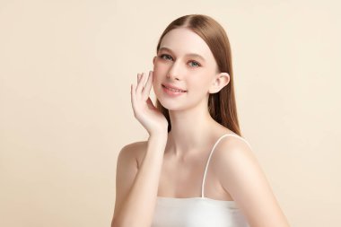 Bej arkaplan, yüz bakımı, yüz bakımı, kozmetoloji, güzellik ve kaplıca, kadın portresi..