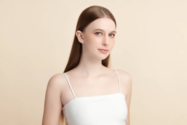 Bej arkaplan, yüz bakımı, yüz bakımı, kozmetoloji, güzellik ve kaplıca, kadın portresi..