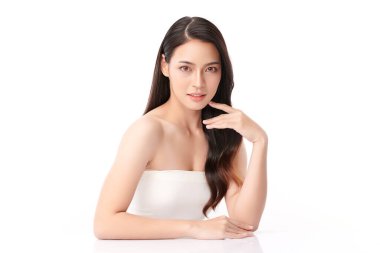 Beyaz arka planda temiz tenli güzel Asyalı kadın, yüz bakımı, yüz bakımı, kozmetoloji, güzellik ve kaplıca, Asyalı kadın portresi.