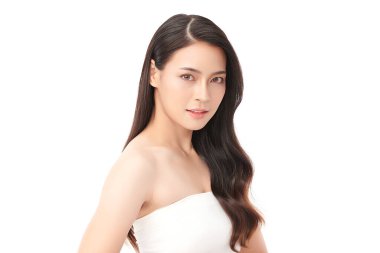 Beyaz arka planda temiz tenli güzel Asyalı kadın, yüz bakımı, yüz bakımı, kozmetoloji, güzellik ve kaplıca, Asyalı kadın portresi.