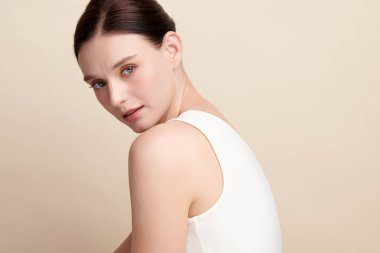 Bej arkaplan, yüz bakımı, yüz bakımı, kozmetoloji, güzellik ve kaplıca, kadın portresi..