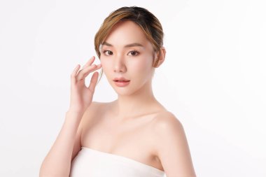 Beyaz arka planda temiz tenli güzel Asyalı kadın, yüz bakımı, yüz bakımı, kozmetoloji, güzellik ve kaplıca, Asyalı kadın portresi.
