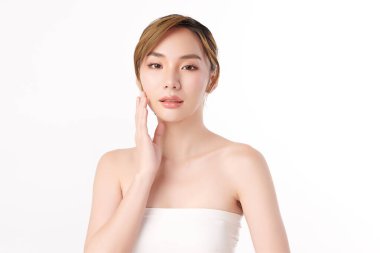 Beyaz arka planda temiz tenli güzel Asyalı kadın, yüz bakımı, yüz bakımı, kozmetoloji, güzellik ve kaplıca, Asyalı kadın portresi.