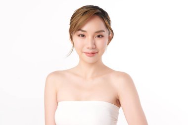 Beyaz arka planda temiz tenli güzel Asyalı kadın, yüz bakımı, yüz bakımı, kozmetoloji, güzellik ve kaplıca, Asyalı kadın portresi.