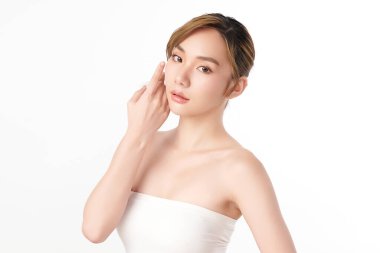 Beyaz arka planda temiz tenli güzel Asyalı kadın, yüz bakımı, yüz bakımı, kozmetoloji, güzellik ve kaplıca, Asyalı kadın portresi.