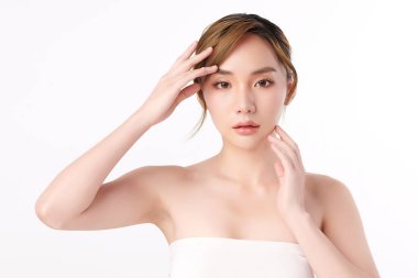 Beyaz arka planda temiz tenli güzel Asyalı kadın, yüz bakımı, yüz bakımı, kozmetoloji, güzellik ve kaplıca, Asyalı kadın portresi.