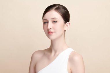 Bej arkaplan, yüz bakımı, yüz bakımı, kozmetoloji, güzellik ve kaplıca, kadın portresi..