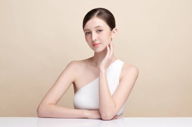 Bej arkaplan, yüz bakımı, yüz bakımı, kozmetoloji, güzellik ve kaplıca, kadın portresi..