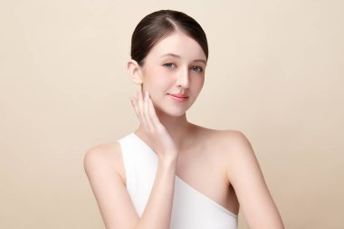 Bej arkaplan, yüz bakımı, yüz bakımı, kozmetoloji, güzellik ve kaplıca, kadın portresi..