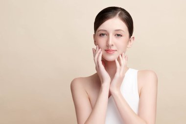 Bej arkaplan, yüz bakımı, yüz bakımı, kozmetoloji, güzellik ve kaplıca, kadın portresi..