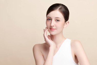 Bej arkaplan, yüz bakımı, yüz bakımı, kozmetoloji, güzellik ve kaplıca, kadın portresi..