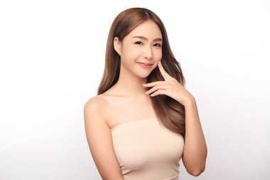 Beyaz arka planda temiz tenli güzel Asyalı kadın, yüz bakımı, yüz bakımı, kozmetoloji, güzellik ve kaplıca, Asyalı kadın portresi.