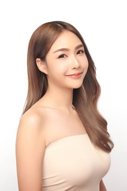 Beyaz arka planda temiz tenli güzel Asyalı kadın, yüz bakımı, yüz bakımı, kozmetoloji, güzellik ve kaplıca, Asyalı kadın portresi.