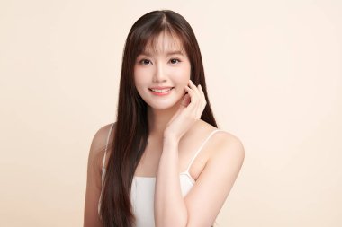 Taze bej arkaplan, yüz bakımı, yüz bakımı, kozmetoloji, güzellik ve kaplıca, Asyalı kadın portresi.