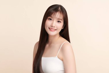 Taze bej arkaplan, yüz bakımı, yüz bakımı, kozmetoloji, güzellik ve kaplıca, Asyalı kadın portresi.