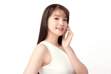 Beyaz arka planda temiz tenli güzel Asyalı kadın, yüz bakımı, yüz bakımı, kozmetoloji, güzellik ve kaplıca, Asyalı kadın portresi.