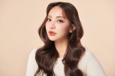 Taze bej arkaplan, yüz bakımı, yüz bakımı, kozmetoloji, güzellik ve kaplıca, Asyalı kadın portresi.