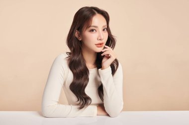 Taze bej arkaplan, yüz bakımı, yüz bakımı, kozmetoloji, güzellik ve kaplıca, Asyalı kadın portresi.