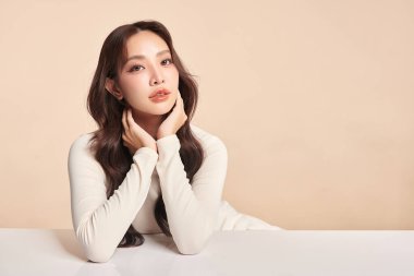 Taze bej arkaplan, yüz bakımı, yüz bakımı, kozmetoloji, güzellik ve kaplıca, Asyalı kadın portresi.