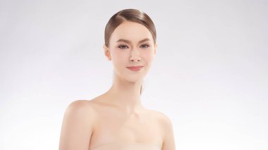 Beyaz arka planda temiz tenli güzel bir kadın, yüz bakımı, yüz bakımı, kozmetoloji, güzellik ve kaplıca, kadın portresi..