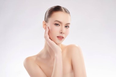 Beyaz arka planda temiz tenli güzel bir kadın, yüz bakımı, yüz bakımı, kozmetoloji, güzellik ve kaplıca, kadın portresi..