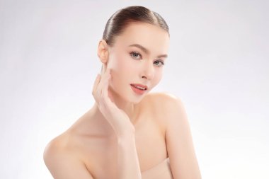 Beyaz arka planda temiz tenli güzel bir kadın, yüz bakımı, yüz bakımı, kozmetoloji, güzellik ve kaplıca, kadın portresi..