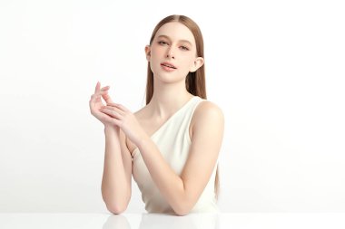 Beyaz arka planda temiz tenli güzel bir kadın, yüz bakımı, yüz bakımı, kozmetoloji, güzellik ve kaplıca, kadın portresi..