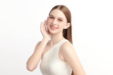 Beyaz arka planda temiz tenli güzel bir kadın, yüz bakımı, yüz bakımı, kozmetoloji, güzellik ve kaplıca, kadın portresi..