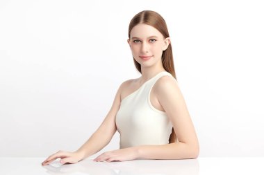 Beyaz arka planda temiz tenli güzel bir kadın, yüz bakımı, yüz bakımı, kozmetoloji, güzellik ve kaplıca, kadın portresi..