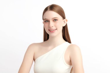 Beyaz arka planda temiz tenli güzel bir kadın, yüz bakımı, yüz bakımı, kozmetoloji, güzellik ve kaplıca, kadın portresi..