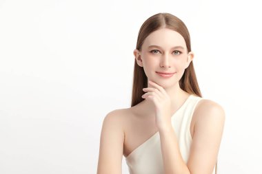 Beyaz arka planda temiz tenli güzel bir kadın, yüz bakımı, yüz bakımı, kozmetoloji, güzellik ve kaplıca, kadın portresi..