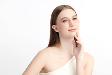 Beyaz arka planda temiz tenli güzel bir kadın, yüz bakımı, yüz bakımı, kozmetoloji, güzellik ve kaplıca, kadın portresi..