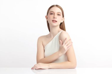 Beyaz arka planda temiz tenli güzel bir kadın, yüz bakımı, yüz bakımı, kozmetoloji, güzellik ve kaplıca, kadın portresi..