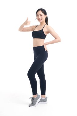 Beyaz arka planda spor kıyafetleri, spor kıyafetleri, spor kıyafetleri, yoga kıyafetleri, sağlıklı yaşam tarzı, spora hazır Asyalı güzel bir kadın..