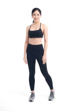 Beyaz arka planda spor kıyafetleri, spor kıyafetleri, spor kıyafetleri, yoga kıyafetleri, sağlıklı yaşam tarzı, spora hazır Asyalı güzel bir kadın..