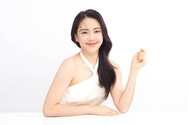 Beyaz arka planda temiz tenli güzel Asyalı kadın, yüz bakımı, yüz bakımı, kozmetoloji, güzellik ve kaplıca, Asyalı kadın portresi.