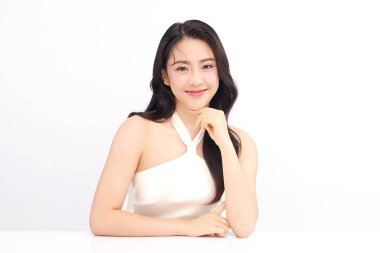 Beyaz arka planda temiz tenli güzel Asyalı kadın, yüz bakımı, yüz bakımı, kozmetoloji, güzellik ve kaplıca, Asyalı kadın portresi.