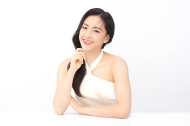 Beyaz arka planda temiz tenli güzel Asyalı kadın, yüz bakımı, yüz bakımı, kozmetoloji, güzellik ve kaplıca, Asyalı kadın portresi.