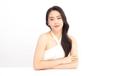 Beyaz arka planda temiz tenli güzel Asyalı kadın, yüz bakımı, yüz bakımı, kozmetoloji, güzellik ve kaplıca, Asyalı kadın portresi.