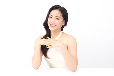 Beyaz arka planda temiz tenli güzel Asyalı kadın, yüz bakımı, yüz bakımı, kozmetoloji, güzellik ve kaplıca, Asyalı kadın portresi.