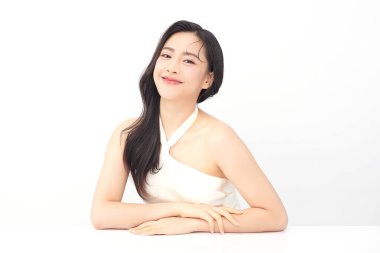 Beyaz arka planda temiz tenli güzel Asyalı kadın, yüz bakımı, yüz bakımı, kozmetoloji, güzellik ve kaplıca, Asyalı kadın portresi.