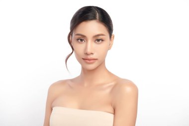 Beyaz arka planda temiz tenli güzel Asyalı kadın, yüz bakımı, yüz bakımı, kozmetoloji, güzellik ve kaplıca, Asyalı kadın portresi.