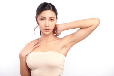 Güzel genç Asyalı kadın temiz ve hijyenik koltuk altlarını göstermek için ellerini kaldırıyor ya da beyaz arka planda koltukaltı, koltukaltı temizliği ve korunma kavramı