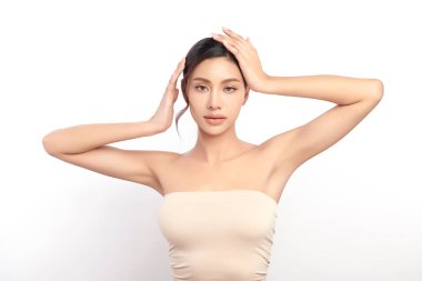 Güzel genç Asyalı kadın temiz ve hijyenik koltuk altlarını göstermek için ellerini kaldırıyor ya da beyaz arka planda koltukaltı, koltukaltı temizliği ve korunma kavramı