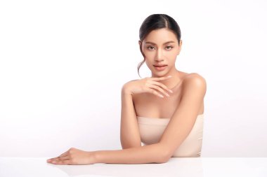 Beyaz arka planda temiz tenli güzel Asyalı kadın, yüz bakımı, yüz bakımı, kozmetoloji, güzellik ve kaplıca, Asyalı kadın portresi.
