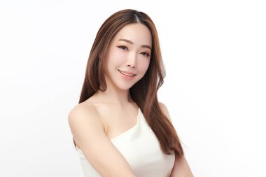 Beyaz arka planda temiz tenli güzel Asyalı kadın, yüz bakımı, yüz bakımı, kozmetoloji, güzellik ve kaplıca, Asyalı kadın portresi.