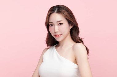 Pembe arka planda temiz tenli güzel Asyalı kadın, yüz bakımı, yüz bakımı, kozmetoloji, güzellik ve kaplıca, Asyalı kadın portresi.