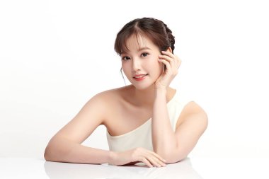 Beyaz arka planda temiz tenli güzel Asyalı kadın, yüz bakımı, yüz bakımı, kozmetoloji, güzellik ve kaplıca, Asyalı kadın portresi.