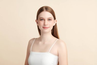 Bej arkaplan, yüz bakımı, yüz bakımı, kozmetoloji, güzellik ve kaplıca, kadın portresi..